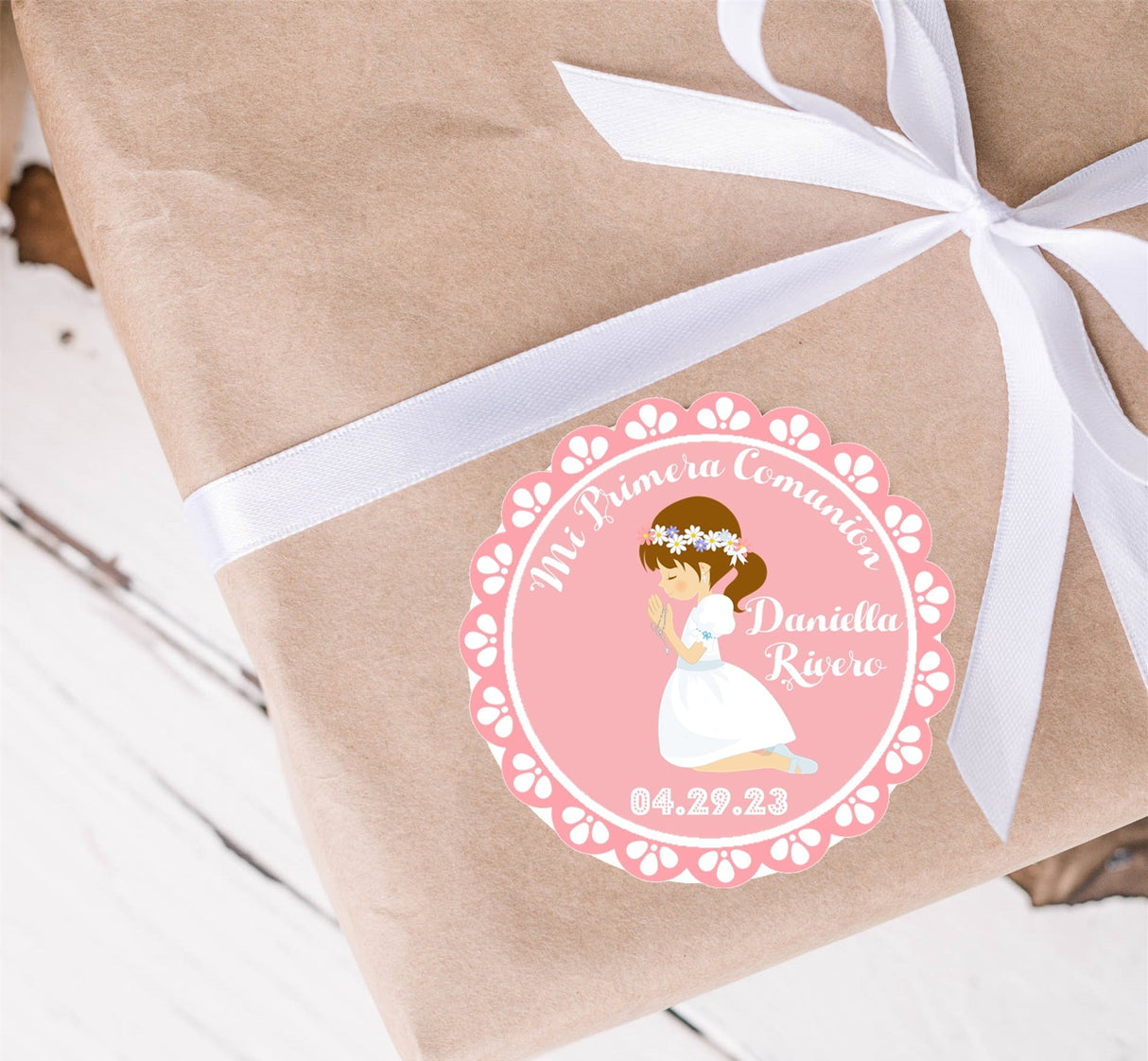 Pegatina rosa con borde de encaje para la primera comunión de niñas.